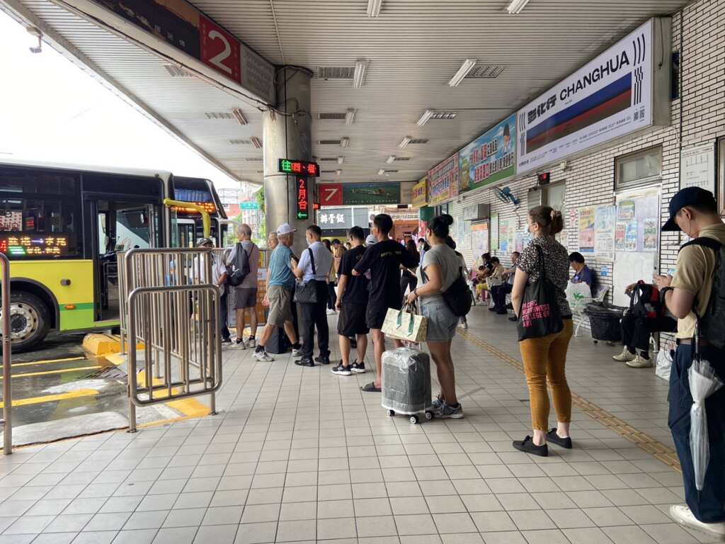 ▲教師、中秋及國慶連假，搭客運享優惠票價又免去塞車之苦。（彰化監理站提供）
