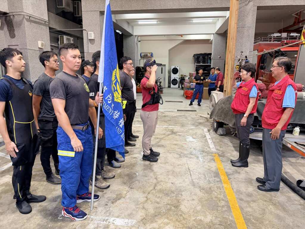 ▲馬太鞍溪橋遭沖毀災情告急,台東縣政府救災團隊跨縣市馳援。