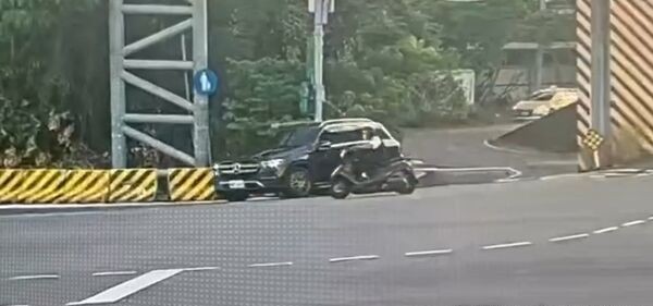 公車司機上班遇死劫 賓士休旅車駕駛稱:視線死角未注意 228 公車司機上班遇死劫 賓士休旅車駕駛稱:視線死角未注意 227