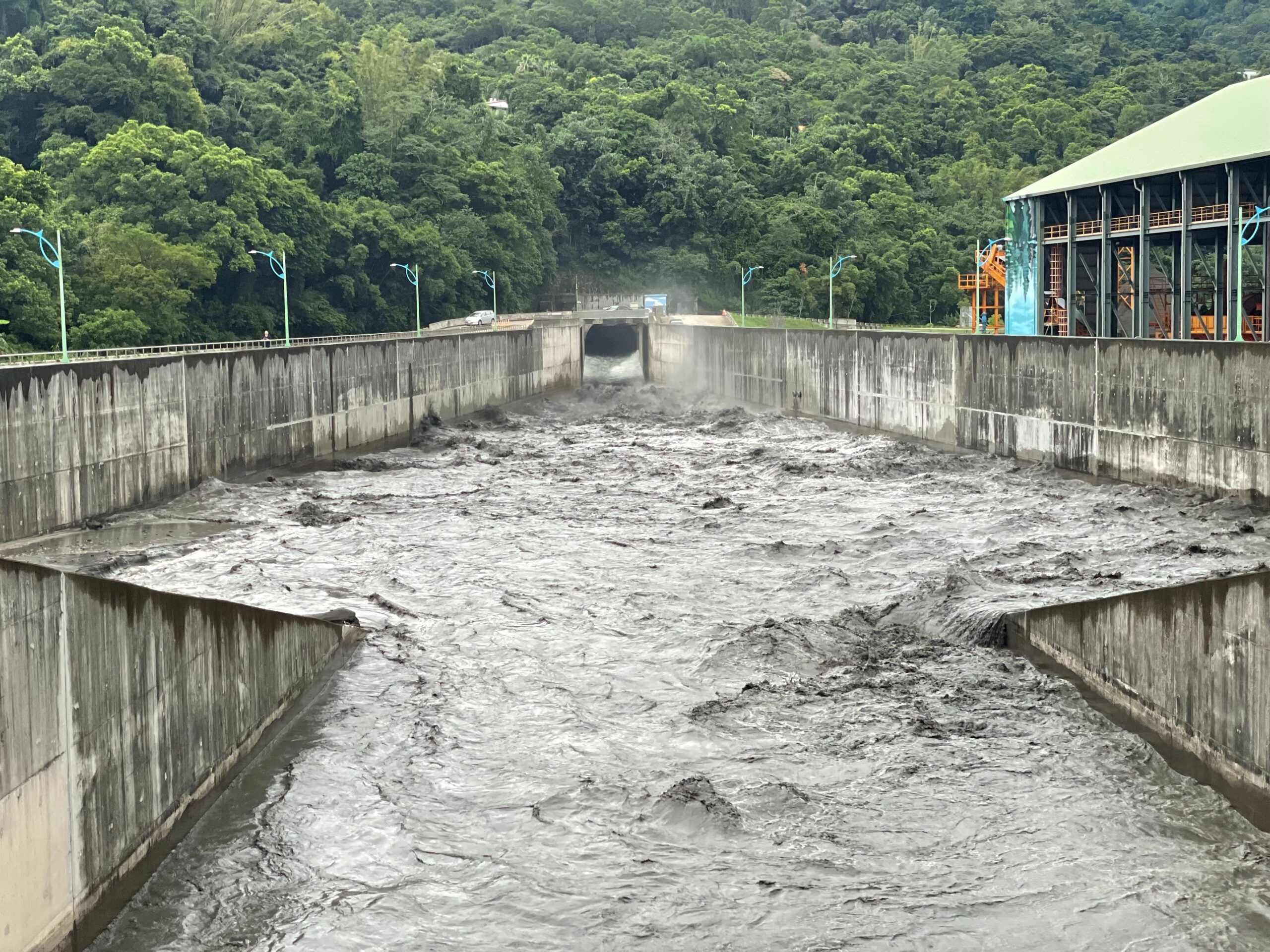 樺加沙助攻石門水庫逼近滿庫 北水分署啟動阿姆坪防淤沖淤 S 38780937 scaled
