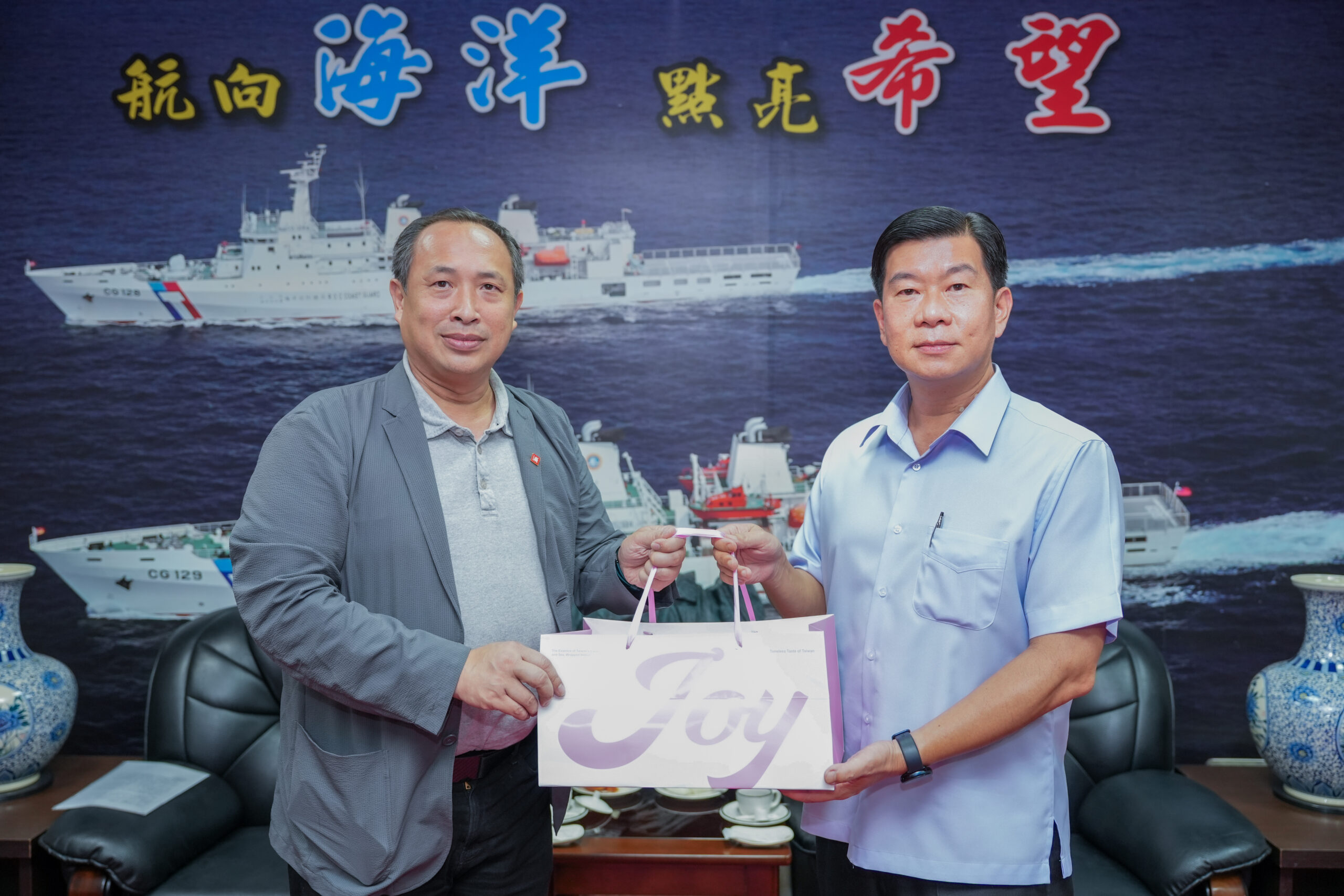 失聯無人船順利尋獲 企業贈海巡北部分署中秋禮盒 S 44957992 scaled