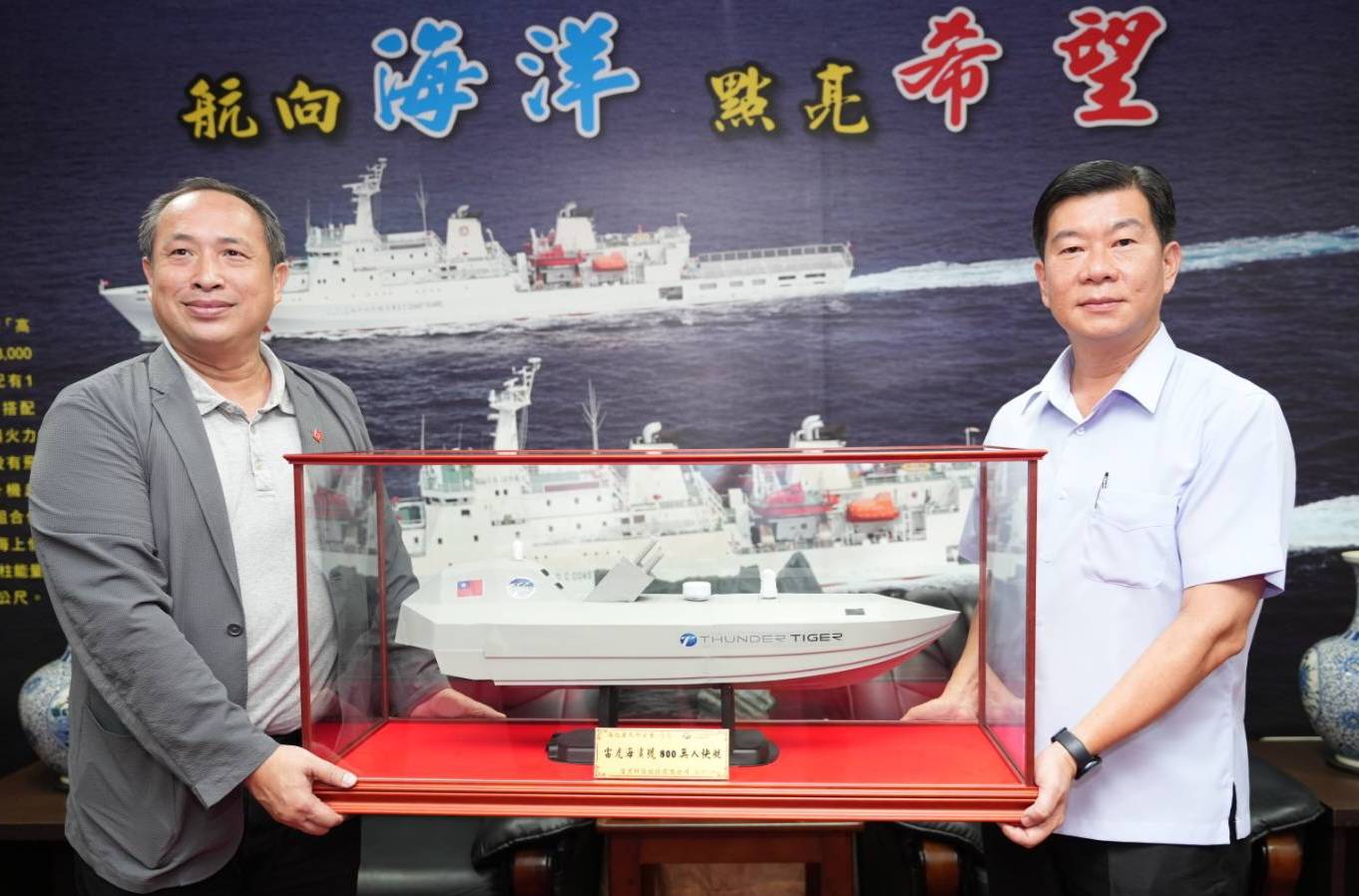 失聯無人船順利尋獲 企業贈海巡北部分署中秋禮盒 S 44957985