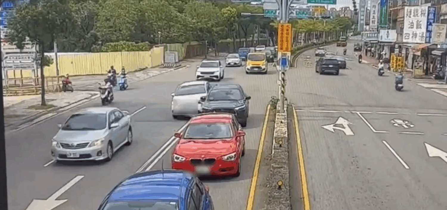 袁女駕駛車輛時意外睡著,導致「一車開兩道」最終釀禍。