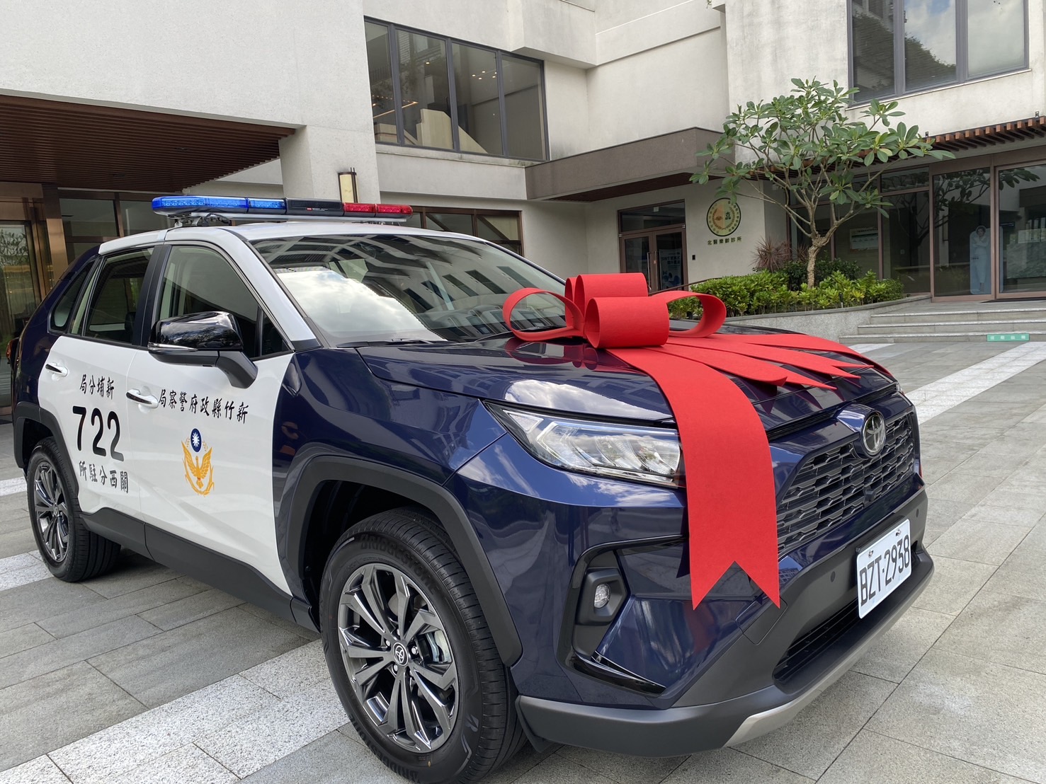 亞洲健康智慧園區捐贈 Toyota RAV4 巡邏車予新埔警分局關西分駐所,將投入治安巡邏、交通勤務與緊急應變。(圖/記者張家燁翻攝)