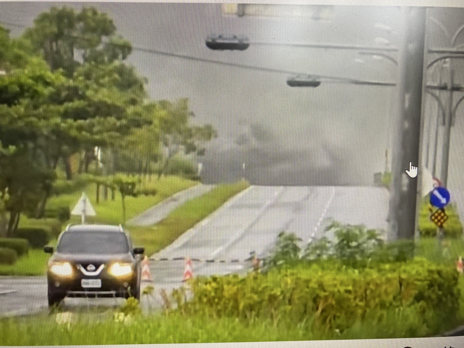 豪雨造成馬太鞍溪堰塞湖23日下午發生溢流,畫面驚人。(記者翻攝)