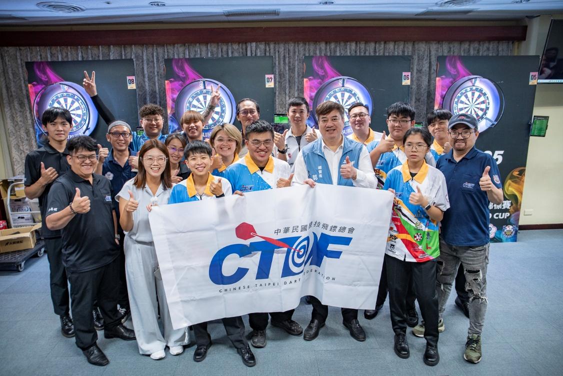 台灣國家代表選手、領隊、裁判與郭金耀總會長在賽前合影留念(圖/中華民國競技飛鏢總會提供)