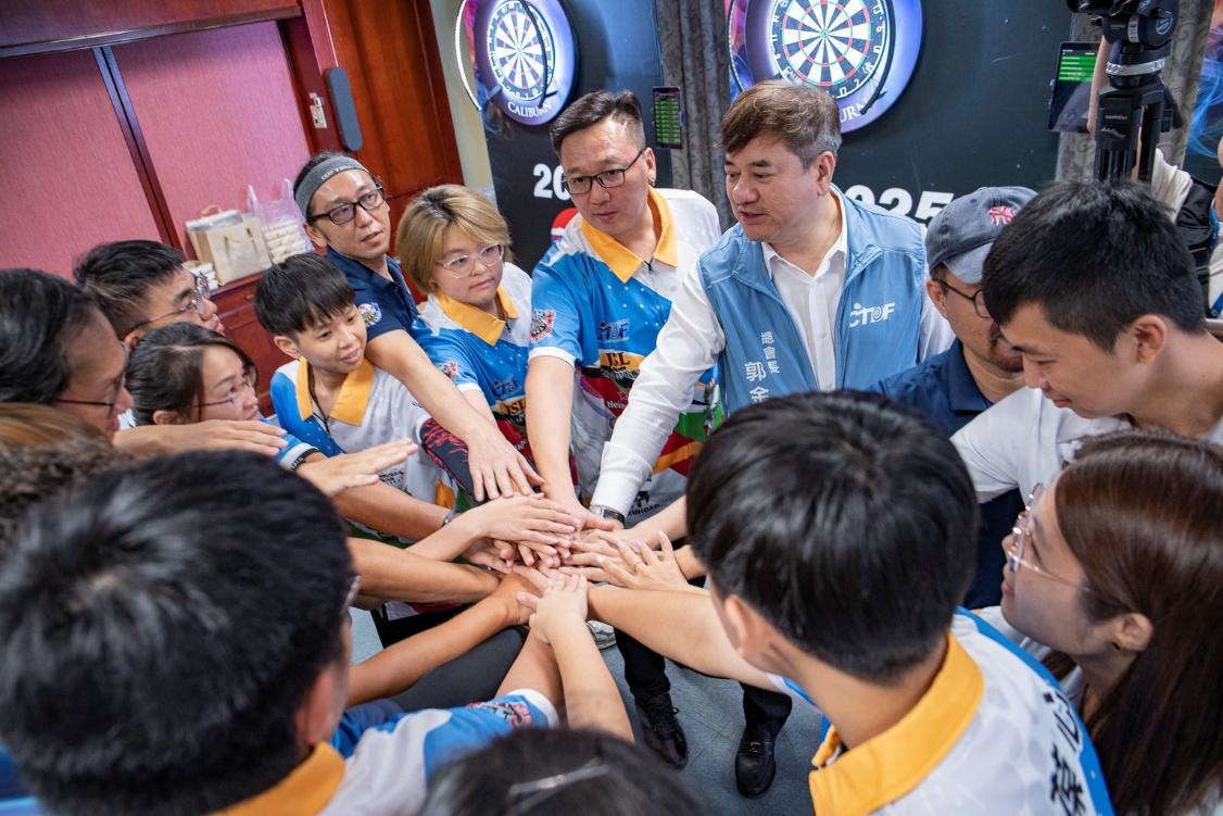 中華民國競技飛鏢總會郭金耀總會長於賽前親自鼓舞國家代表隊選手(圖/中華民國競技飛鏢總會提供)