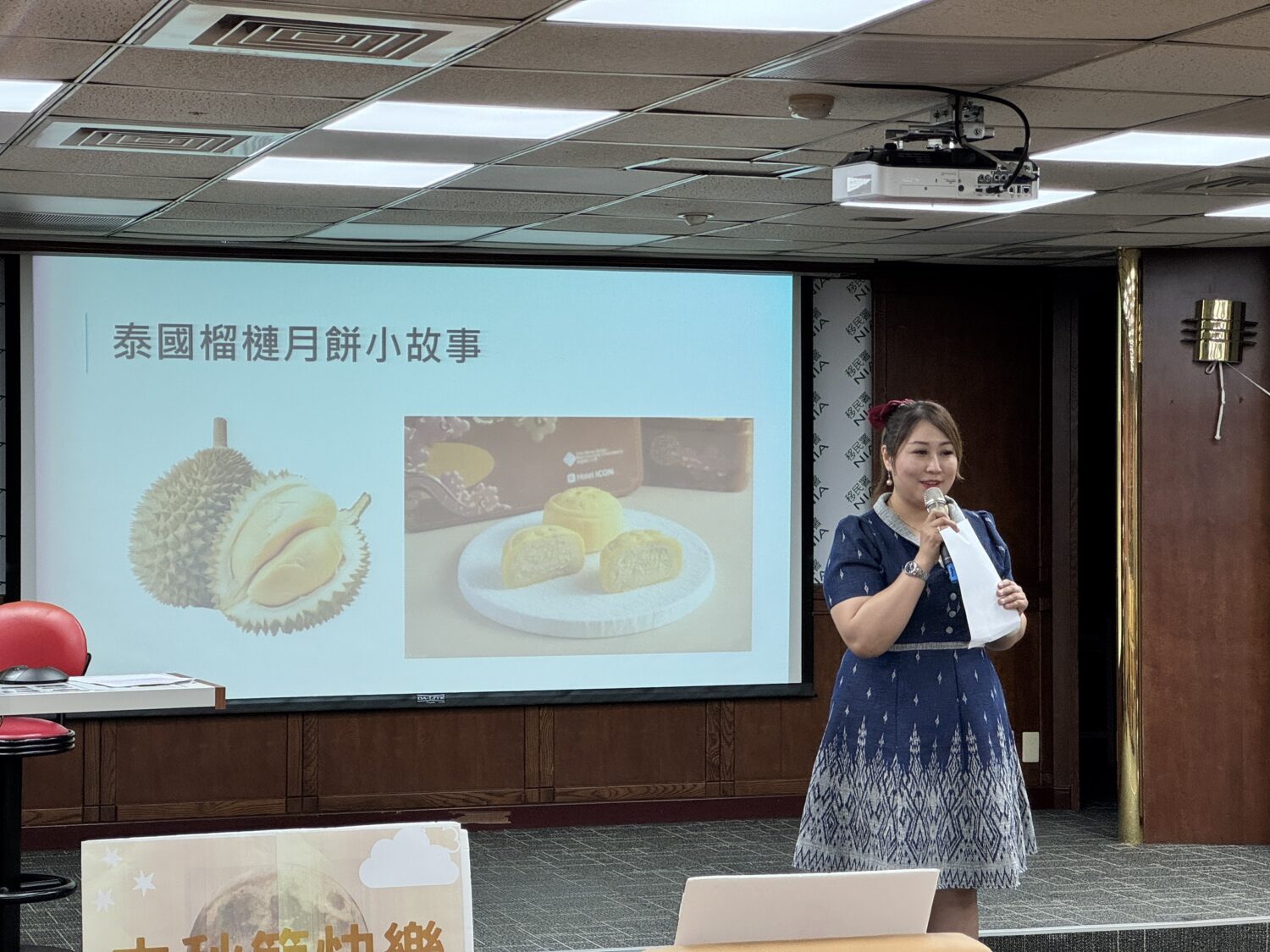 來自泰國的新住民黃琬茹擔任講師，分享泰國榴槤月餅的異國新風味與在臺生活點滴。（圖/記者 趙靜姸翻攝）