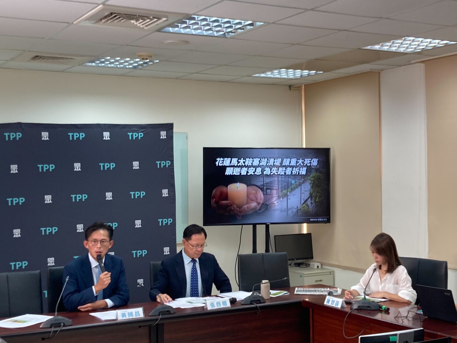 民眾黨立院黨團總召黃國昌、副總召張啟楷今日上午聯手召開記者會。(圖/民眾黨團)