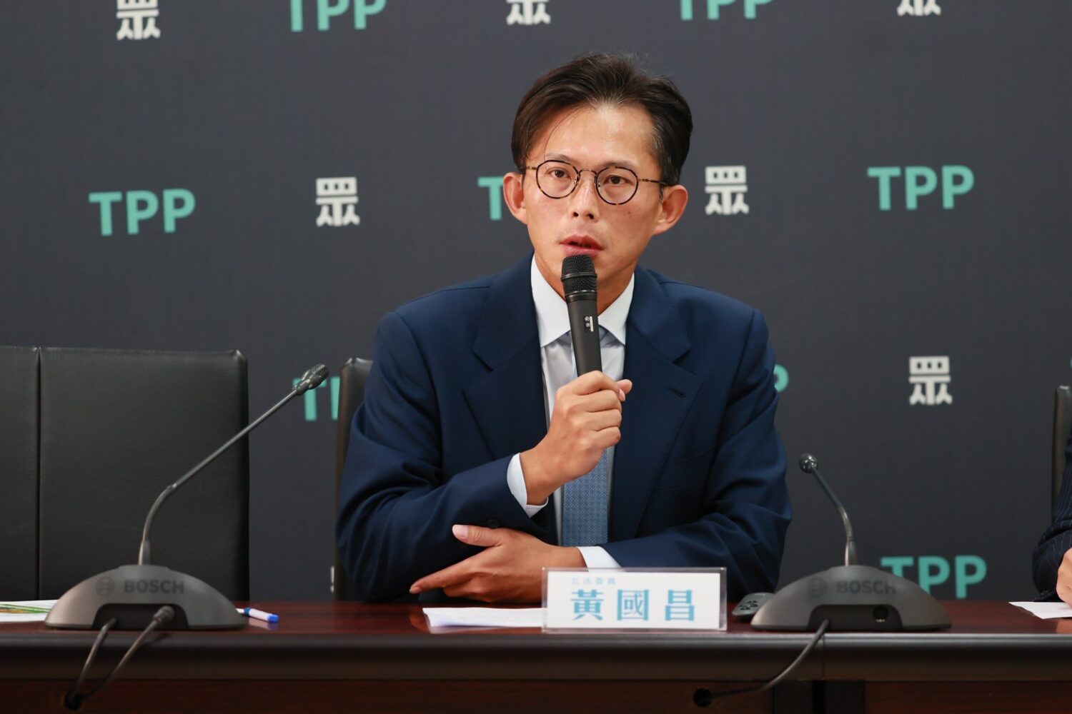 黃國昌透露,他一早打給國民黨黨團總召傅崐萁表達關心。(圖/民眾黨團)