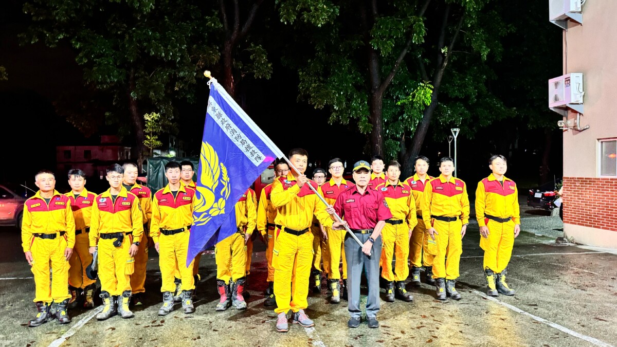 ▲屏東縣消防局23日出動8車7船艇23人漏夜支援花蓮救災,已協助28處55名民眾撤離至收容所。