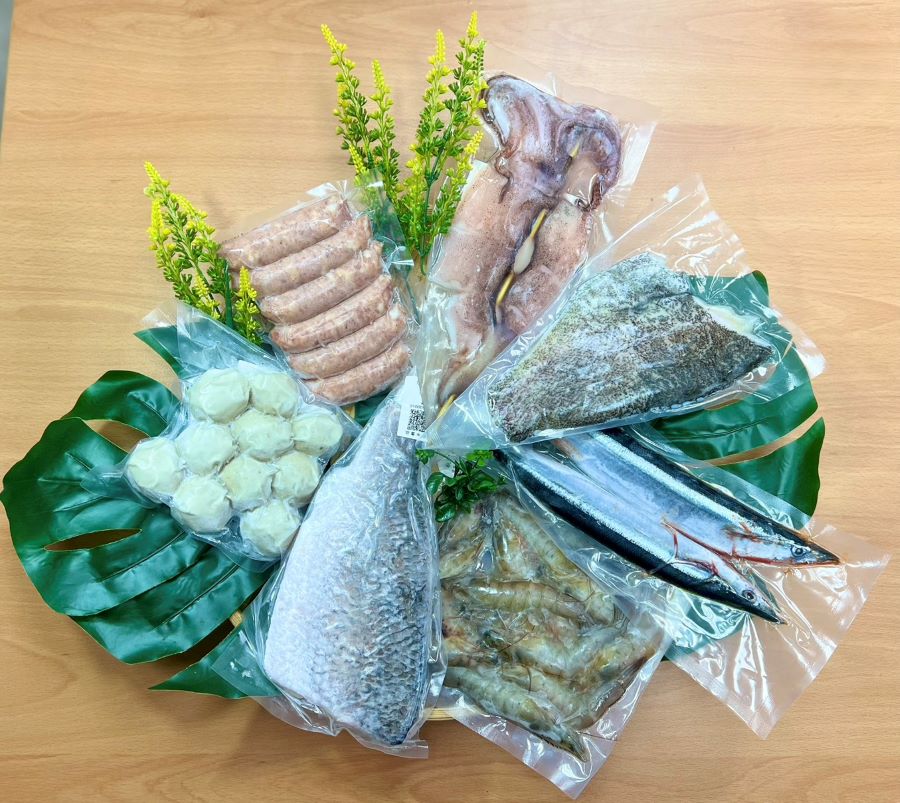 ▲高雄海味夯魚包內容物有魷魚串燒、秋刀魚、白蝦、龍虎斑魚片、鱸魚片與虱目魚香腸以及虱目魚丸,共7項商品。