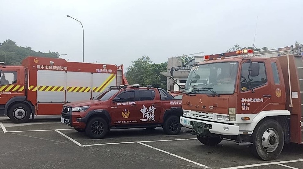 ▲臺中市消防局出動13車,攜帶水域個裝、簡易破壞器材、繩索個裝、鏟子前往救災。