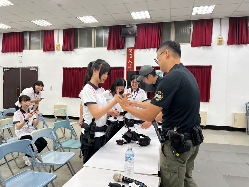 厚植實務專業能量 廉政班學員參訪新北警課程充實 1 《圖說》廉政班55期學員參訪,體驗情境模擬應變射擊。〈警察局提供〉