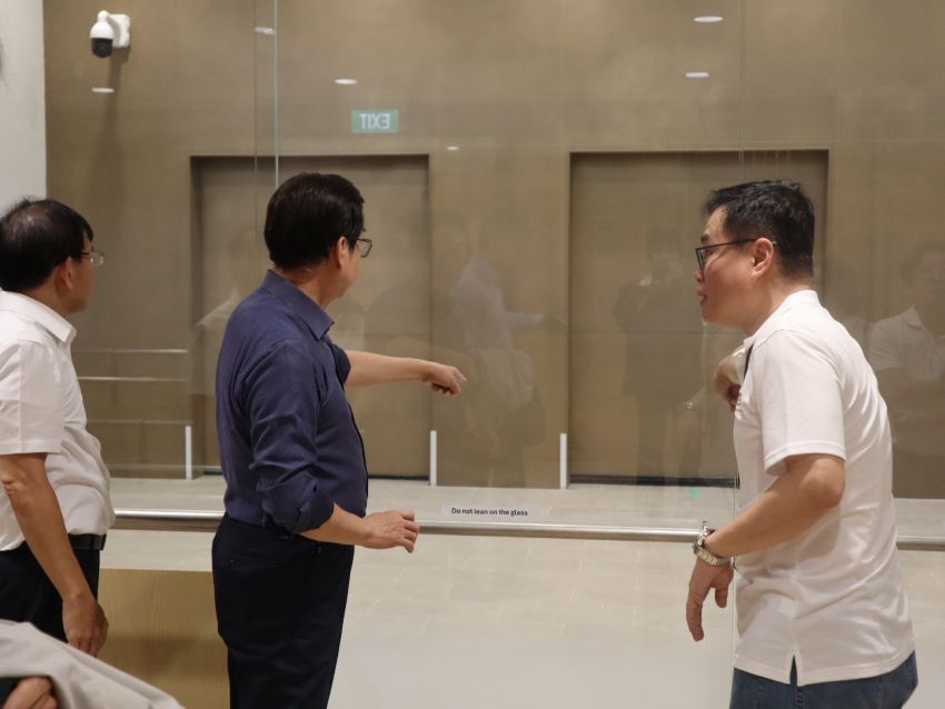 拜會新加坡國家環境局 新北借鏡殯葬典範 2 《圖說》新加坡「萬禮火化場」,增設自動化火化系統,大體送達火化場後,至火化完成均透過自動引導車提供全程服務。〈民政局提供〉