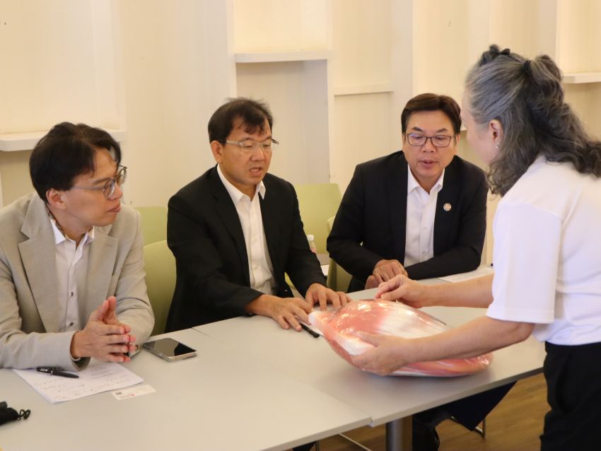 拜會新加坡國家環境局 新北借鏡殯葬典範 3 《圖說》新加坡的海葬,由政府指定區域,將骨灰放置於特殊材質容器,在海上可漂浮約20 ~30分鐘後慢慢沈入海底,中為民政局長林耀長。〈民政局提供〉