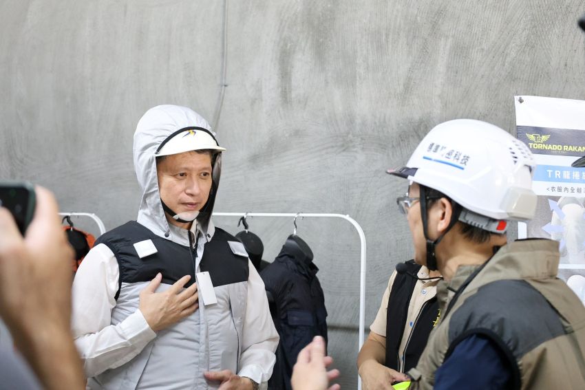 《圖說》勞工局長陳瑞嘉參觀降溫、夜間照明、墜落防護與護目、工地監控等先進設施。〈勞工局提供〉