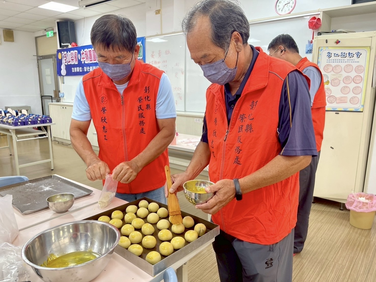 志工手作月餅送暖　彰化榮民中秋滿滿「心意」