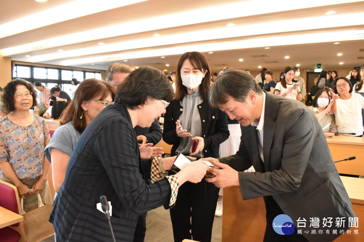 研習活動尾聲,長庚科大師長們與關西銀髮服務協會、綠之園健康事業展開友誼交流