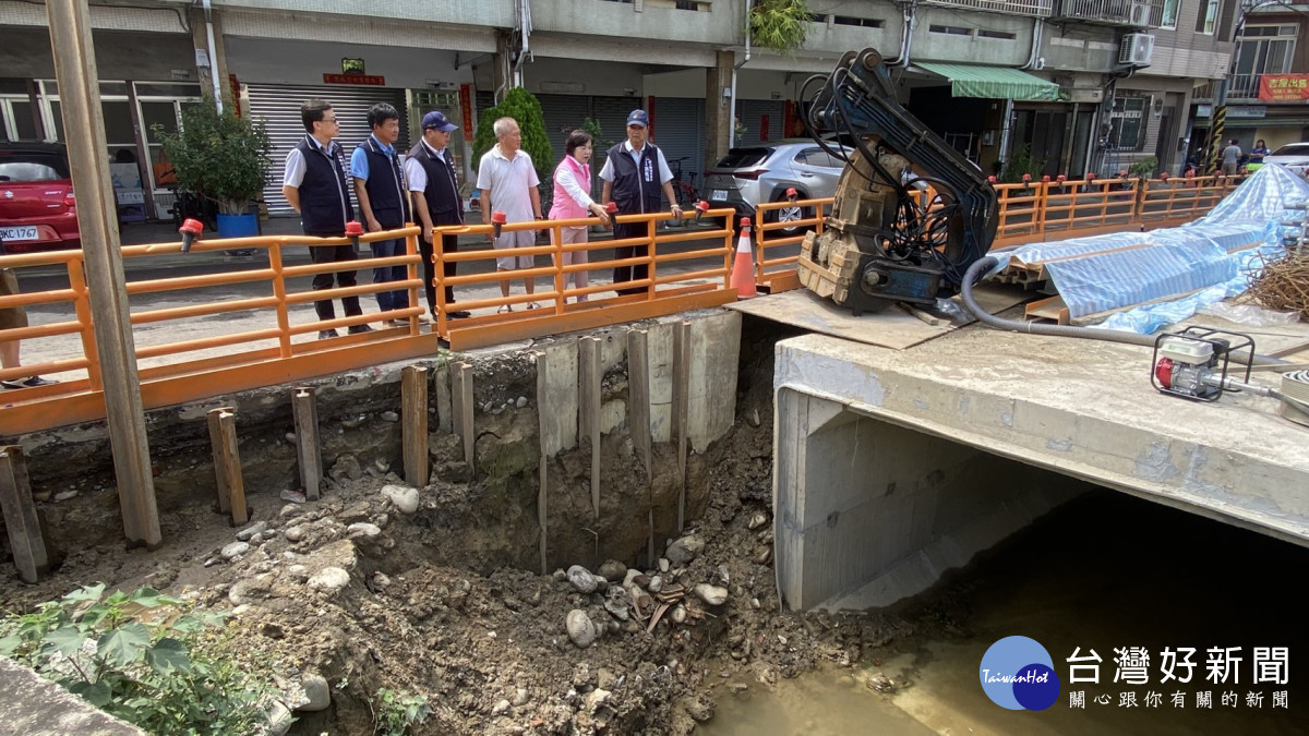 立委楊瓊瓔及市議員賴朝國會勘砌石護岸改建箱涵暨道路拓寬工程進度。