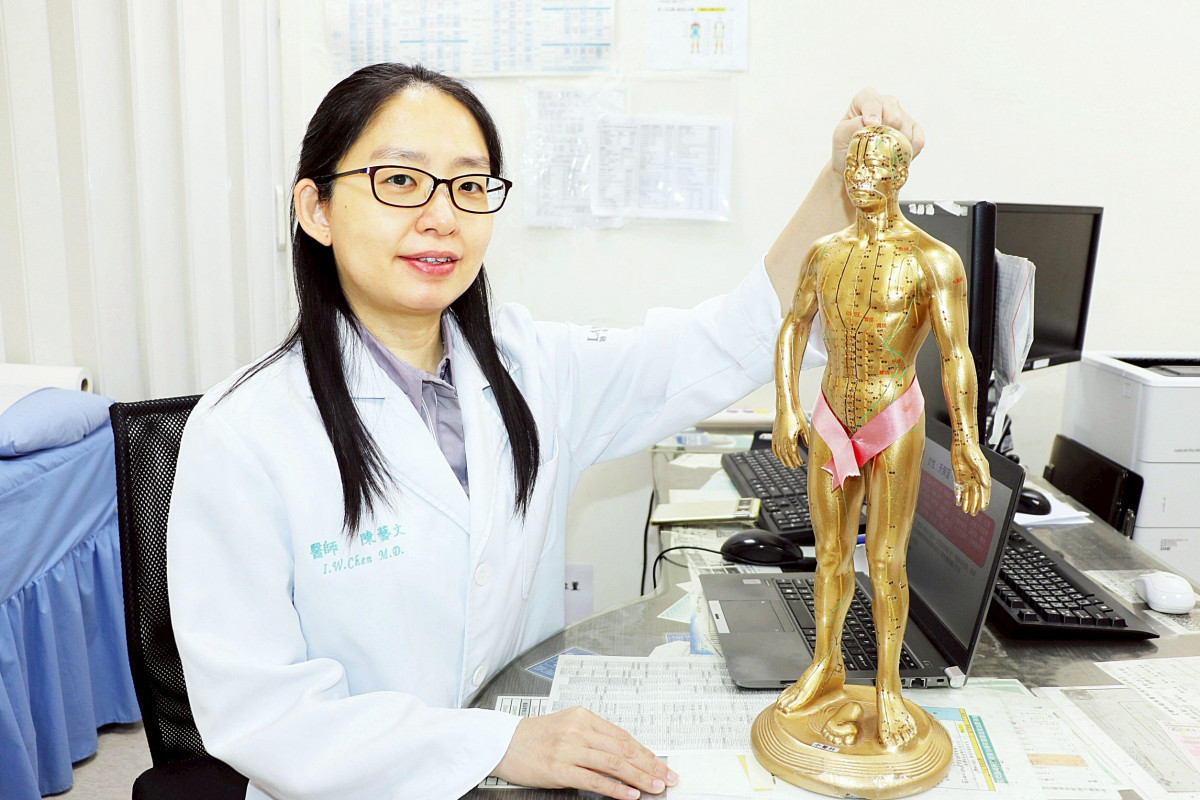 陳藝文副主任指出中醫轉骨將體質調整至最佳狀態,激發長高潛能。(手指處為百會穴)