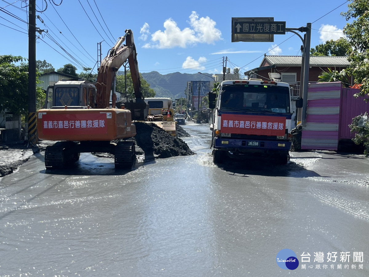 嘉邑行善團集結數十部車輛及大型機具趕往花蓮縣光復鄉救災／嘉邑行善團提供