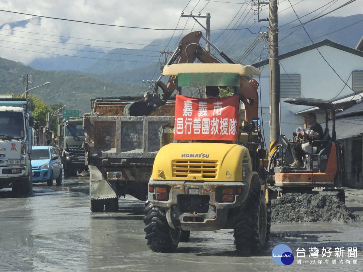 嘉邑行善團集結數十部車輛及大型機具趕往花蓮縣光復鄉救災/嘉邑行善團提供