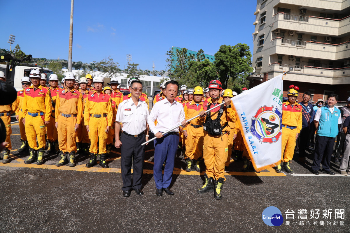 嘉義縣政府前往花蓮協助救災，今25日早上由縣長翁章梁授旗、鼓舞士氣，翁章梁也捐出個人一個月所得投入災後復原／林詩涵翻攝