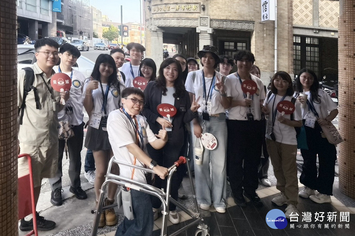 桃園市政府青年事務局長侯佳齡帶領桃園青諮委員於新竹市舊城區走讀。