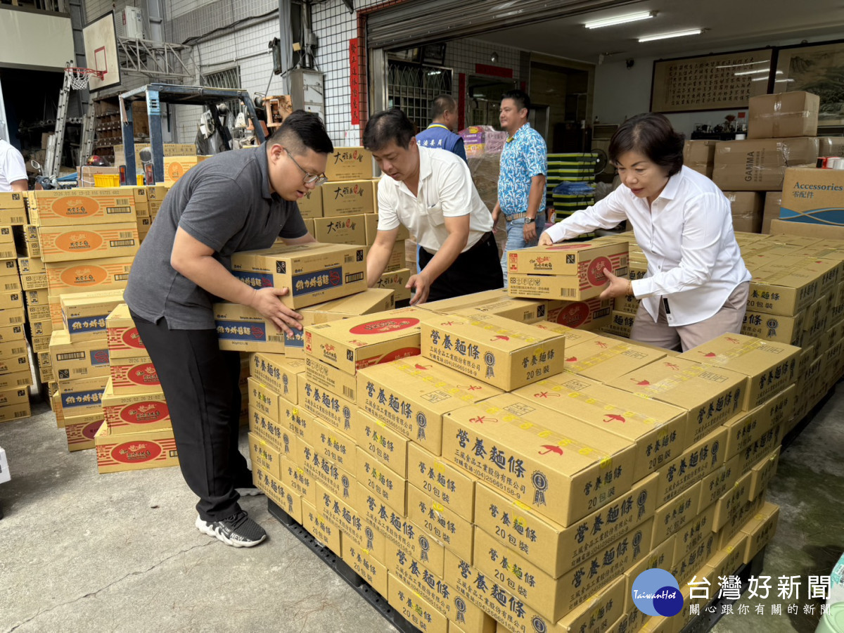 台中市平地原住民市議員吳建德與市議員吳呈賢、立委楊瓊瓔攜手發起「送暖到花蓮」。