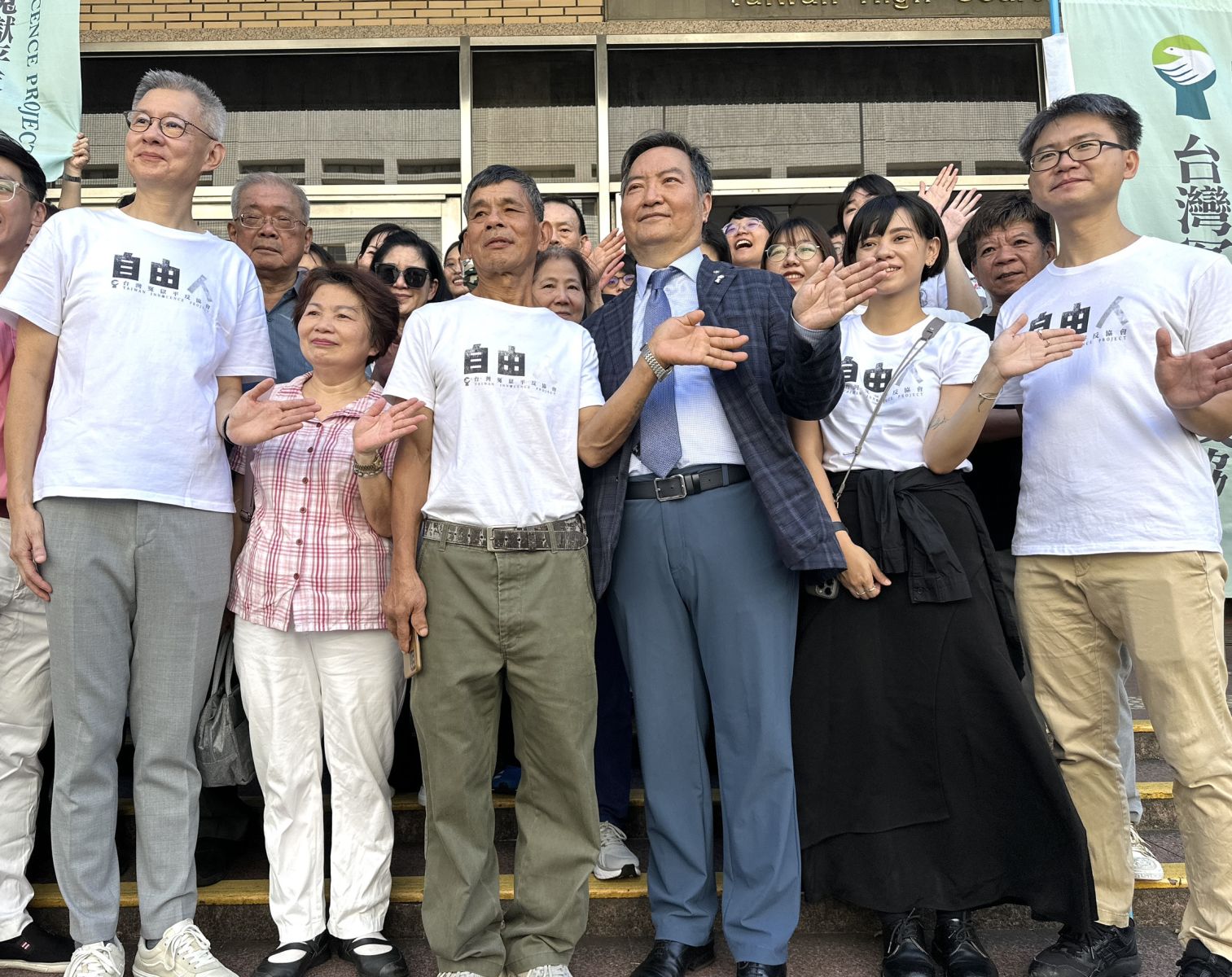 麵包師傅呂金鎧被控性侵殺害女大生入獄19年，聲請再審獲准後，今獲改判無罪後，與一路陪伴的姐姐及羅秉成開心合影。林啟弘攝