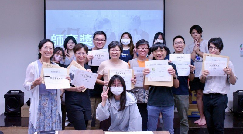 謝師有禮 南華大學文學系創意逗趣表心意