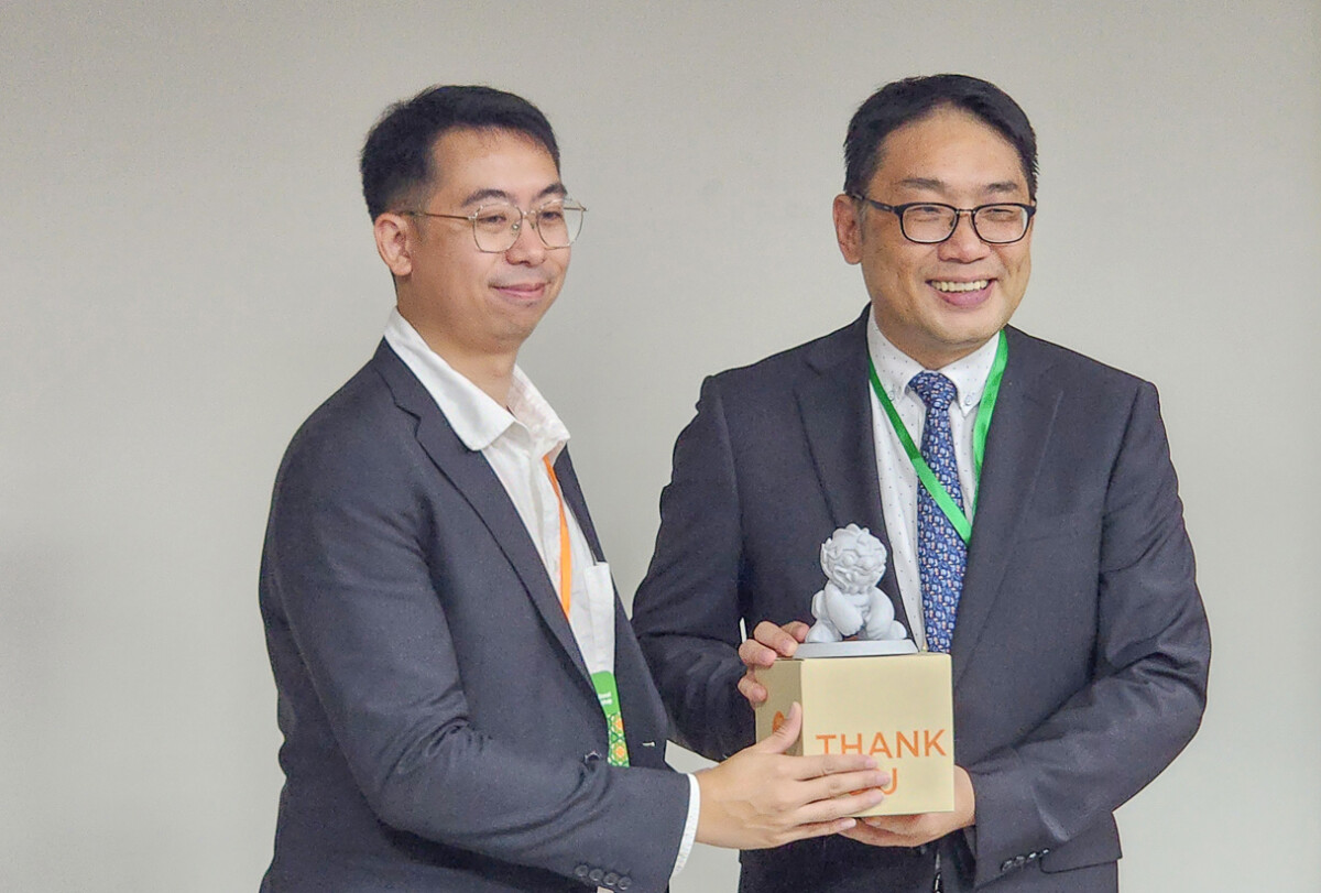 ▲泰國藝術大學代表致贈學校自製的紀念品給蔡匡忠副校長留作紀念。（圖/高雄科技大學創新設計學院提供）