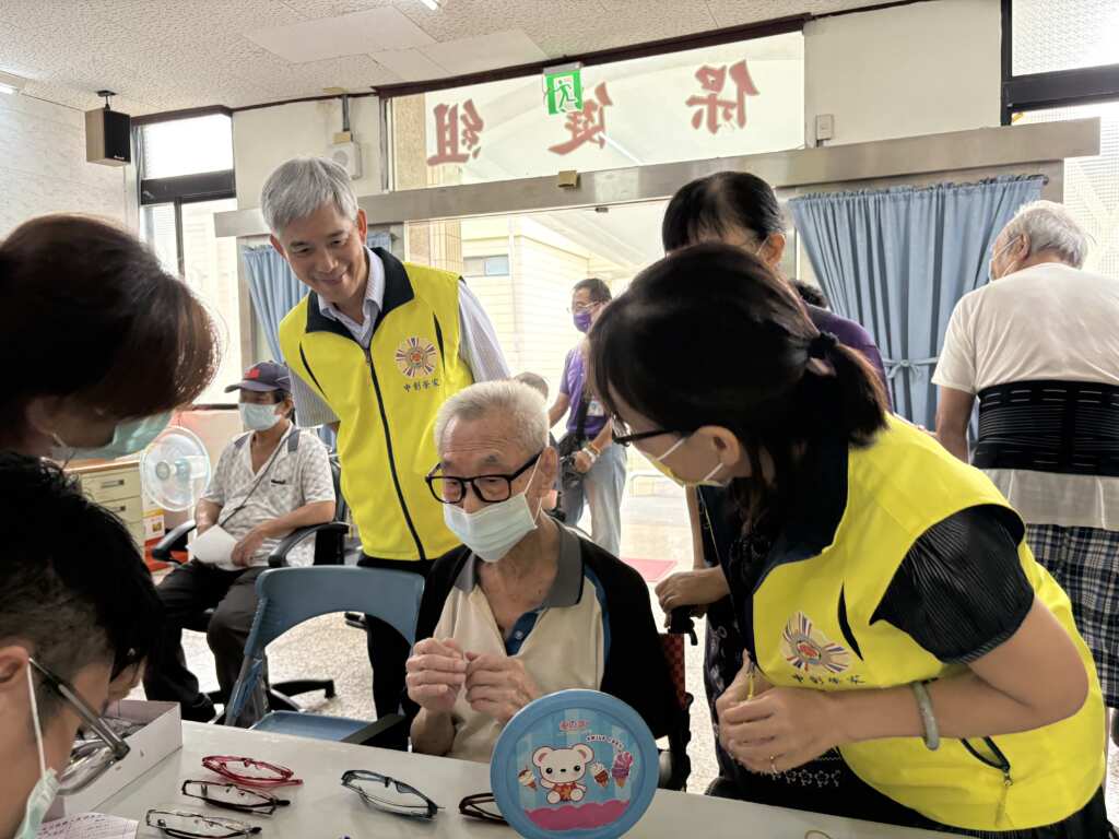 ▲中彰榮家維護住民視力健康，驗光配鏡到宅服務。（中彰榮家提供）