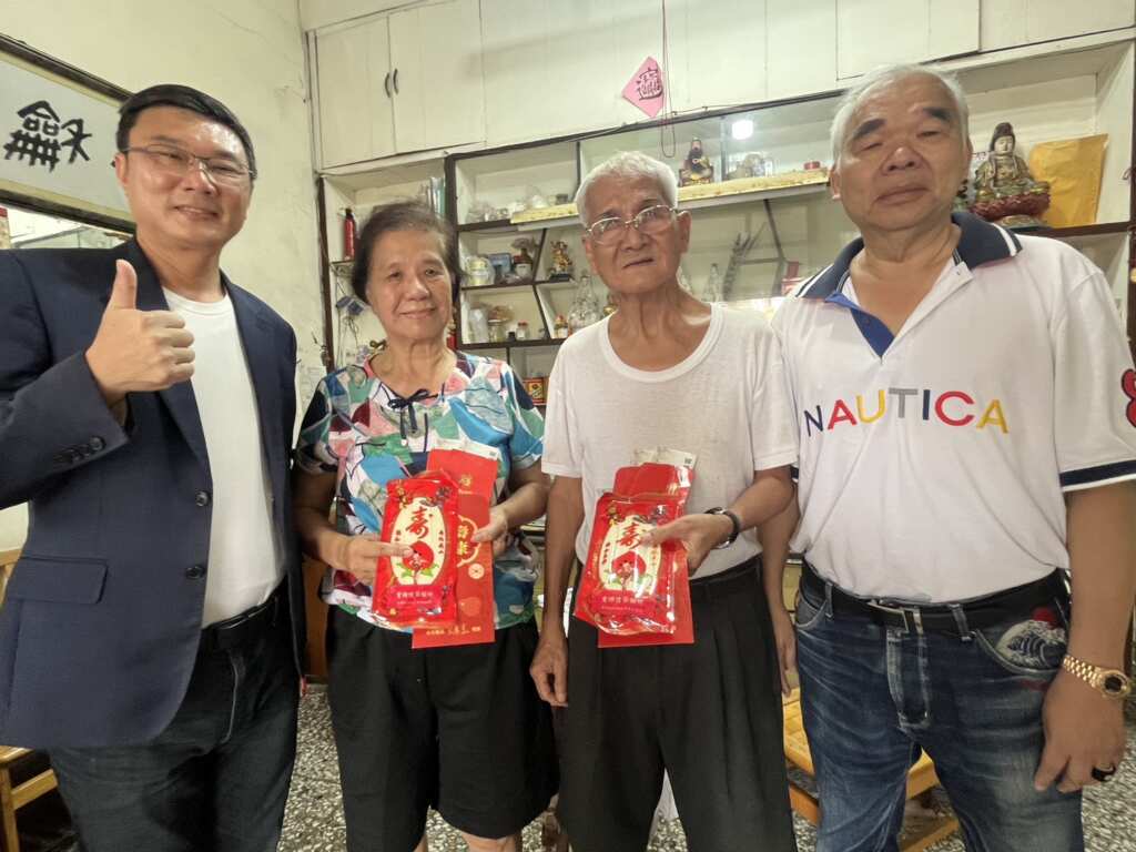 ▲鹿港鎮長許志宏今前往玉順里,與里長萬家在一起發送禮金給里內的長輩們,大家拿到賀禮都感到十分的開心。(記者林明佑翻攝)