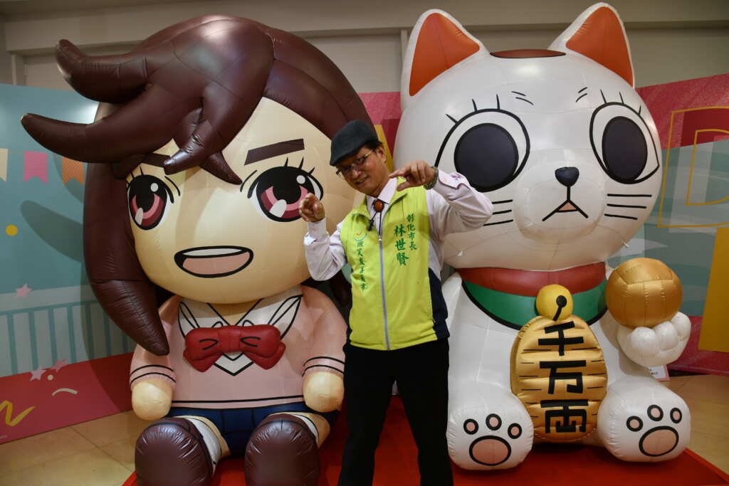 ▲林世賢市長在中友百貨台中店新設的快閃店和動畫《膽大黨》角色合影。(記者林明佑翻攝)