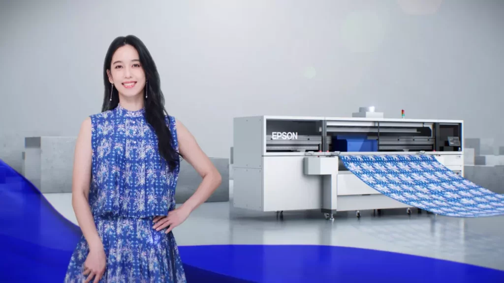Epson與品牌代言人陳庭妮一同演繹,以數位印花技術搭配環保墨水,詮釋永續時尚新高度