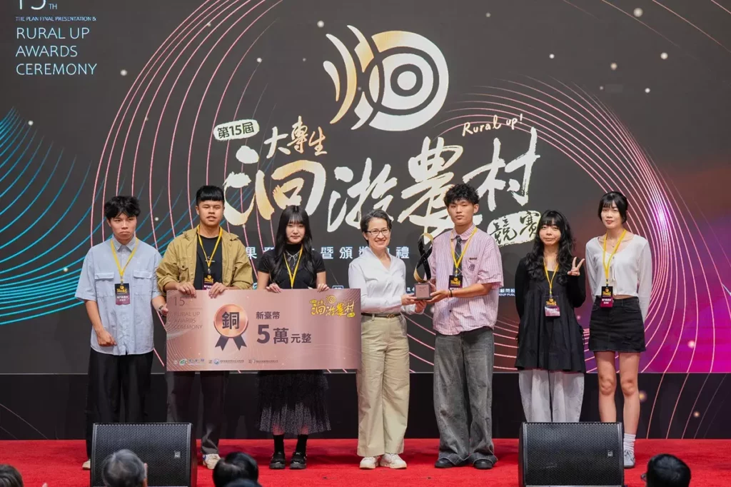 副總統蕭美琴(中)特別肯定朝陽科大工設系及視傳系學生團隊〈戰鬥務農族〉洄游農村競賽USR傑出成果。(圖/朝陽科大提供)