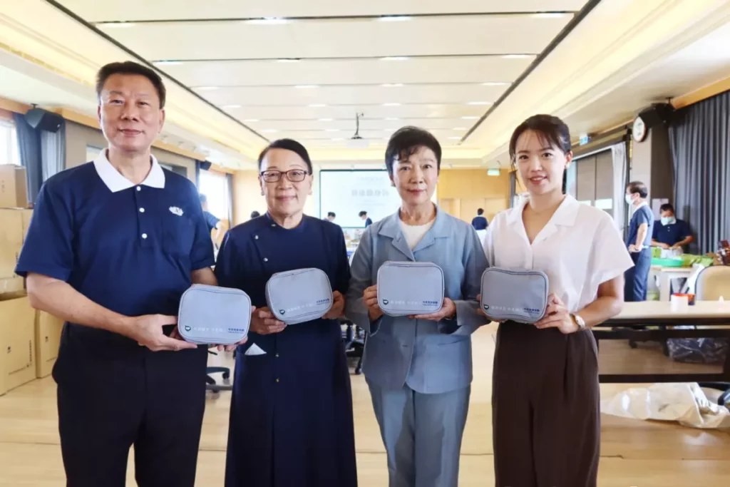 中美醫藥集團攜手慈濟,捐贈1430份健康隨身包。圖左至右-慈濟代表、中美醫藥集團總