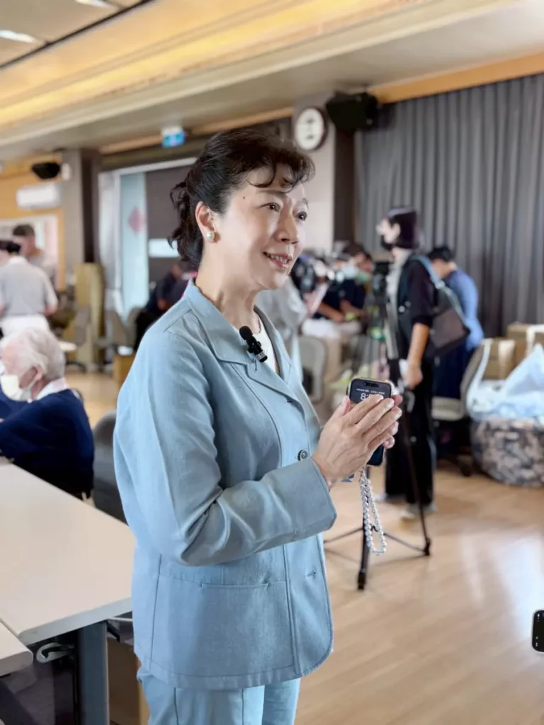 中美醫藥集團總裁李阿利說明今年健康隨身包首批將提供給花蓮災民