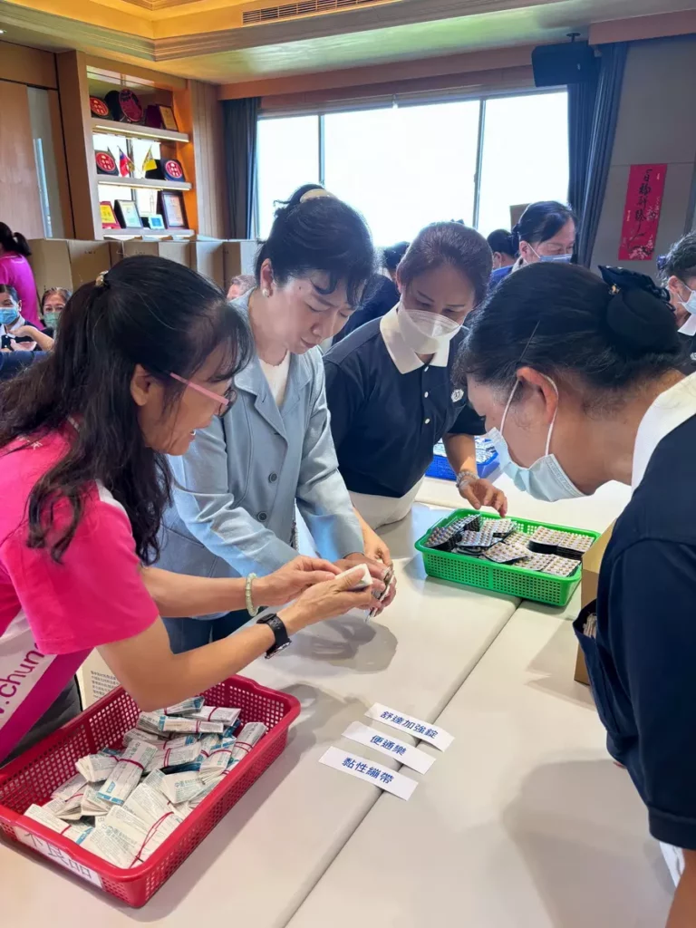 中美醫藥集團總裁李阿利親自參與包裝健康隨身包,互動溫馨