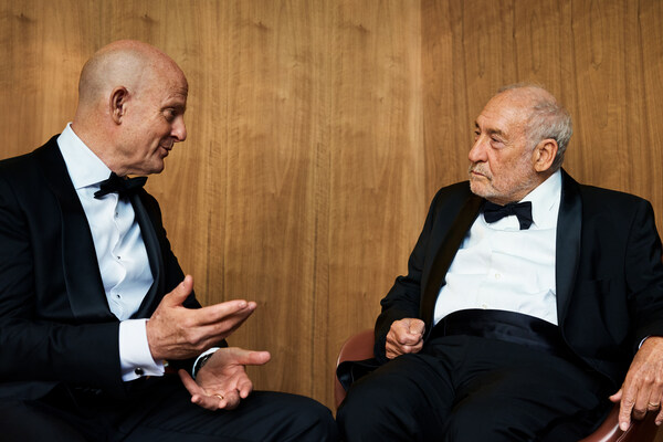 在蘇黎世 The Dolder Grand 晚間活動開始前,Daniel Weitmann 與 Joseph Stiglitz 教授討論。攝影:Magnus Maarding 在蘇黎世 The Dolder Grand 晚間活動開始前,Daniel Weitmann 與 Joseph Stiglitz 教授討論。攝影:Magnus Maarding