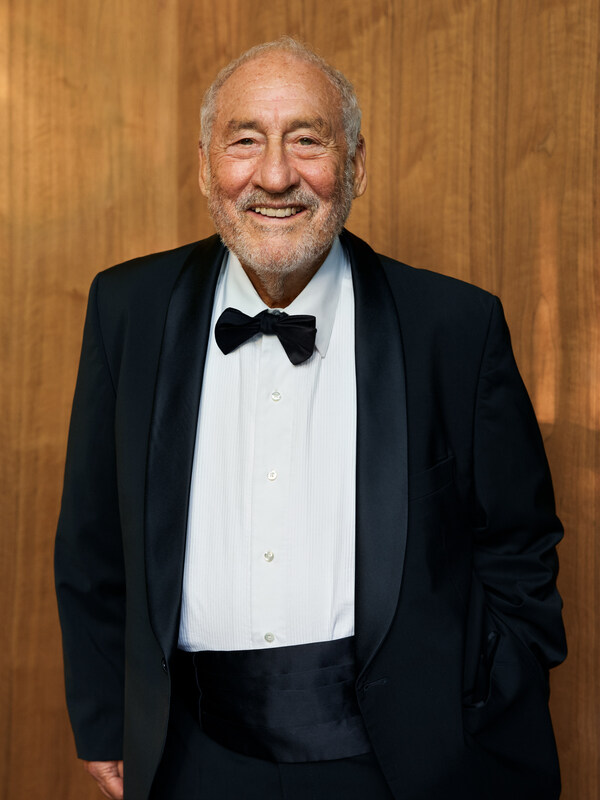 在 Golden Suisse 蘇黎世高峰上,Joseph Stiglitz 教授發表主題演講。攝影:Magnus Maarding 在 Golden Suisse 蘇黎世高峰上,Joseph Stiglitz 教授發表主題演講。攝影:Magnus Maarding