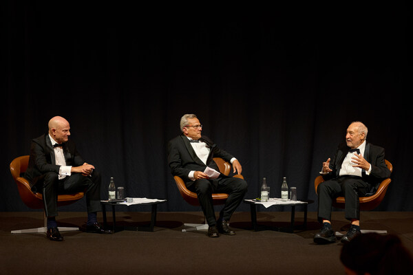 The Dolder Grand 的舞台上（從左到右）：Daniel Weitmann、R. James Breiding（主持）與 Joseph Stiglitz 教授談論系統性風險、貨幣信託和私人財富主權。攝影：Magnus Maarding