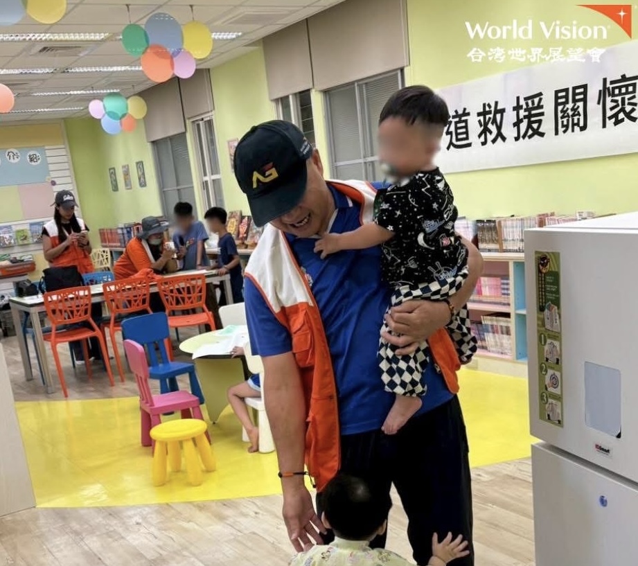 屏東消防切屋頂驚聞「我在這裡」 受困2天女童小沂獲救 242 屏東消防切屋頂驚聞「我在這裡」 受困2天女童小沂獲救 241