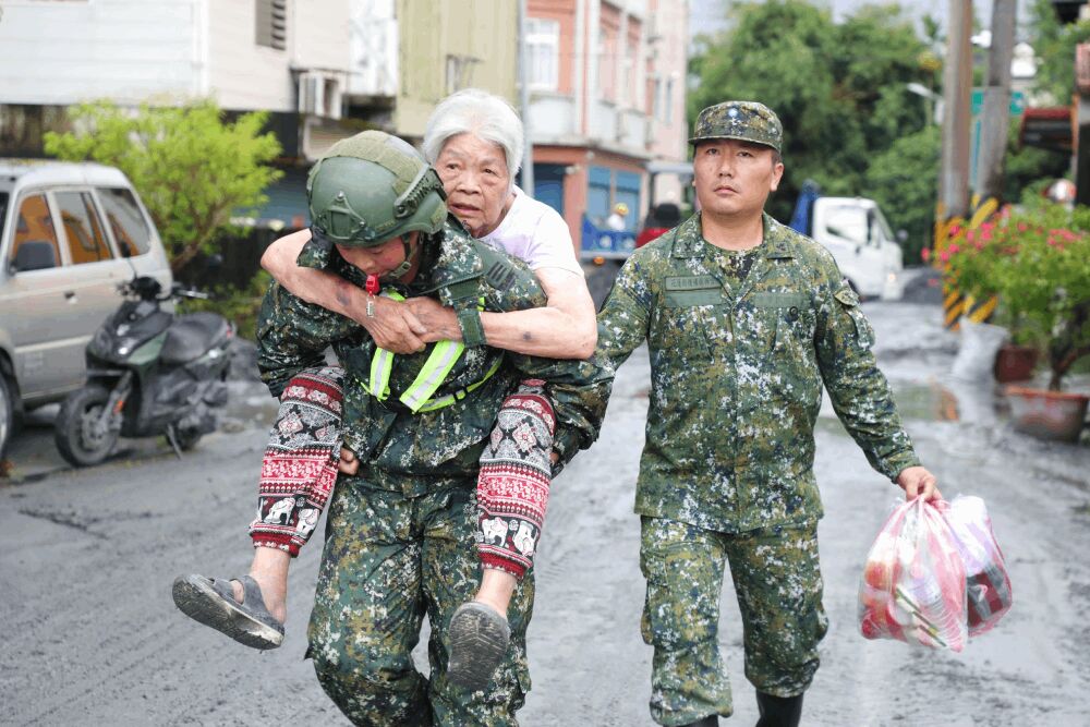 光復鄉災民泡水仰頭呼吸 泥水煉獄驚喊「像海嘯來襲過」 240 照片來源:國防部提供
