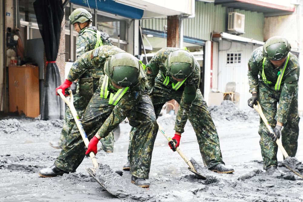 光復鄉災民泡水仰頭呼吸 泥水煉獄驚喊「像海嘯來襲過」 241 照片來源:國防部提供