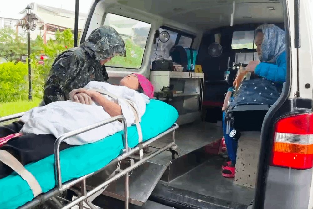 光復鄉災民泡水仰頭呼吸 泥水煉獄驚喊「像海嘯來襲過」 242 照片來源:國防部影片截圖