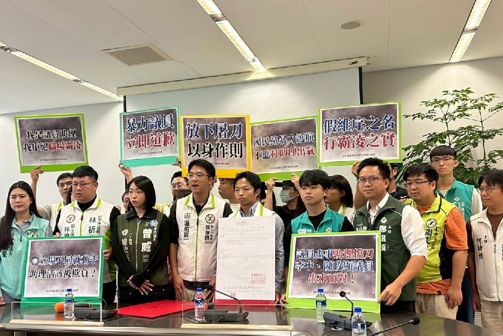 為普發現金台中市議會爆衝突 綠指藍施暴、藍澄清按議事規則驅離 240 為普發現金台中市議會爆衝突 綠指藍施暴、藍澄清按議事規則驅離 239