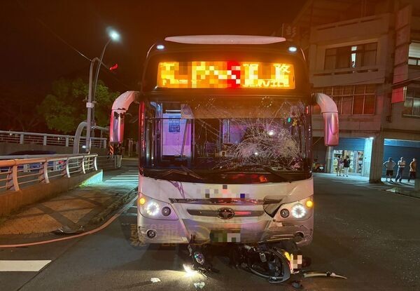 國光號與騎士過路口搶燈號直接衝撞 苗栗2男大生慘死 232 國光號與騎士過路口搶燈號直接衝撞 苗栗2男大生慘死 231